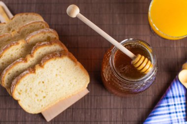 Doğal bal, portakal suyu ve kırsal ekmek ile besleyici kahvaltı