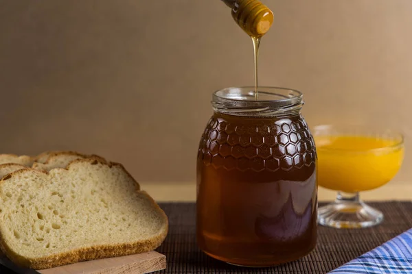 Stilleven Met Natuurhoning Sinaasappelsap Rustiek Brood Honinglepel Die Honingpot Valt — Stockfoto