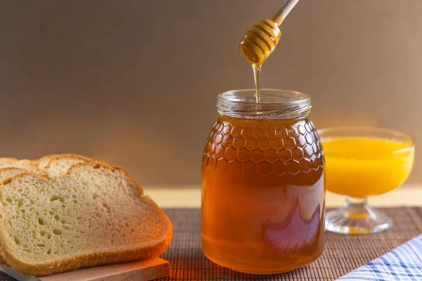 Stilleven Met Natuurhoning Sinaasappelsap Rustiek Brood Honinglepel Die Honingpot Valt — Stockfoto