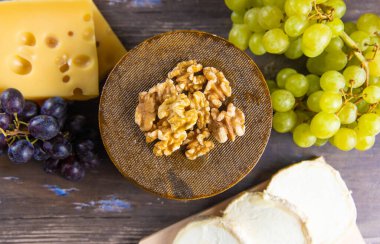 Fındıklı taze peynirlerle dolu bir hayat. Yemeye hazır taze üzümler.