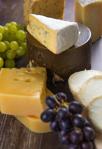 新鲜的奶酪还有不同口味的新鲜葡萄 随时可以吃 — 图库照片