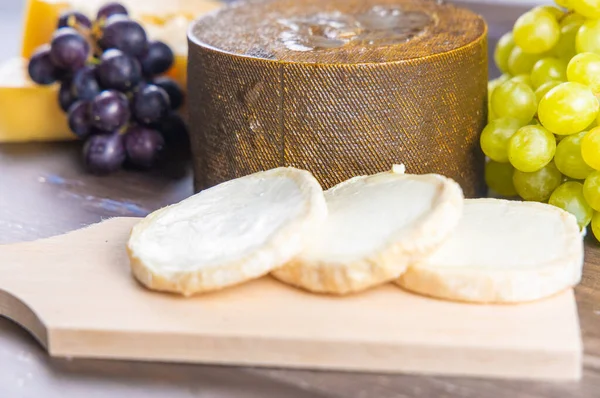 新鲜的奶酪还有不同口味的新鲜葡萄 随时可以吃 — 图库照片