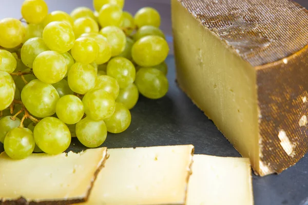 Stilleben Von Frischkäse Verschiedener Geschmacksrichtungen Mit Frischen Trauben Zum Verzehr — Stockfoto