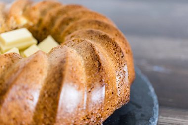 Ev yapımı yuvarlak yoğurtlu sünger keki içinde beyaz çikolata var.