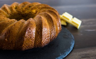 Lezzetli ev yapımı yoğurt, siyah çikolata ve tatlı olarak beyaz çikolatalı kek.