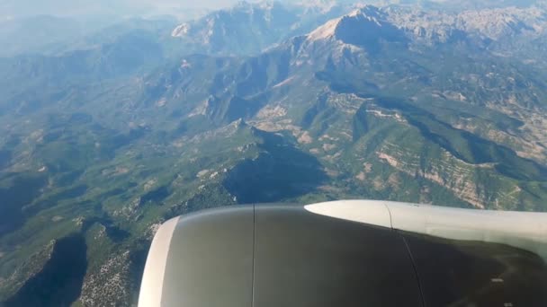 Turbine Vleugel Van Een Vliegtuig Een Achtergrond Van Groene Bergen — Stockvideo