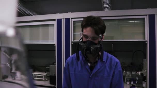 パンデミック化学者マスク労働者ウイルス感染 — ストック動画
