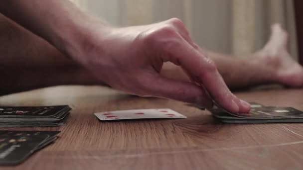 床の上のカードゲーム — ストック動画