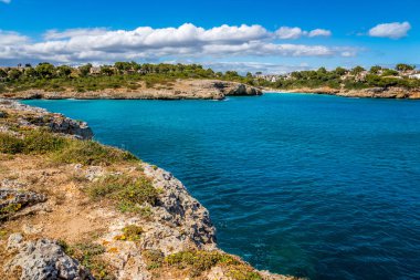 Cala Mandia panoramik deniz manzarası