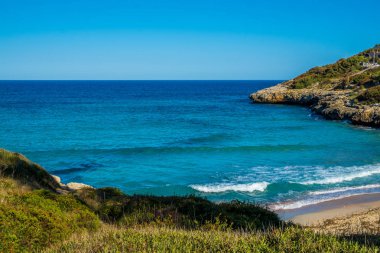 Cala Mandia deniz manzaralı mavi gökyüzü 