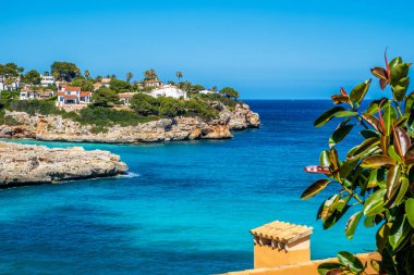 Cala Mandia plaj panoramik görünümü yaz