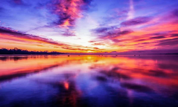 Прекрасний Схід Сонця Біля Озера Констанс Пурпуровими Хмарами — стокове фото
