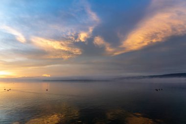Kış tatili göl manzarası 