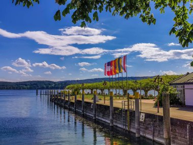 Güzel Constance Gölü 'nde tatil Mavi gökyüzü ve güneş ışınlarıyla