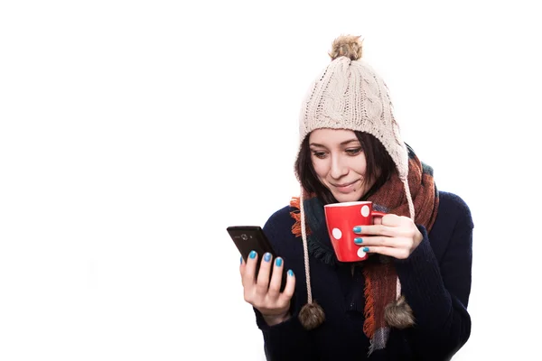 Attraktive Mädchen riecht ihre heiße Suppe im Winter, während sie eine festliche farbige Strickjacke trägt — Stockfoto