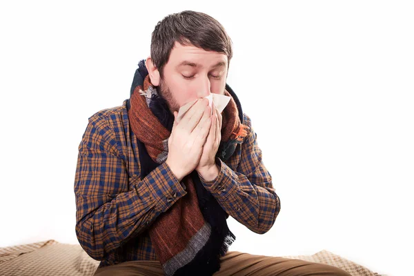 Uomo malato pallido con l'influenza, starnuti, in uno sfondo pulito — Foto Stock