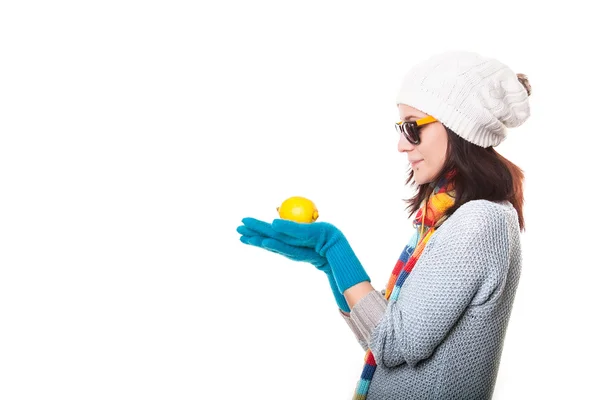 Frau mit Zitrone auf weißem Hintergrund — Stockfoto