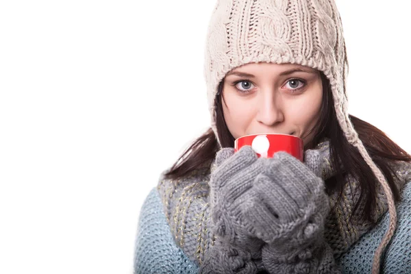 Ritratto di una bella donna che beve tè, isolata su sfondo bianco — Foto Stock