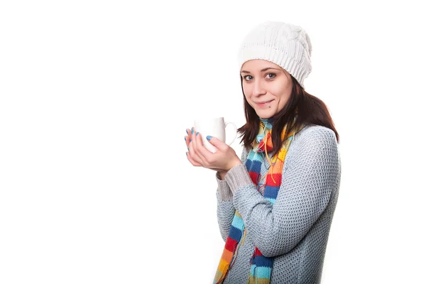 Mädchen genießt ihre Tasse Tee auf weißem Hintergrund — Stockfoto
