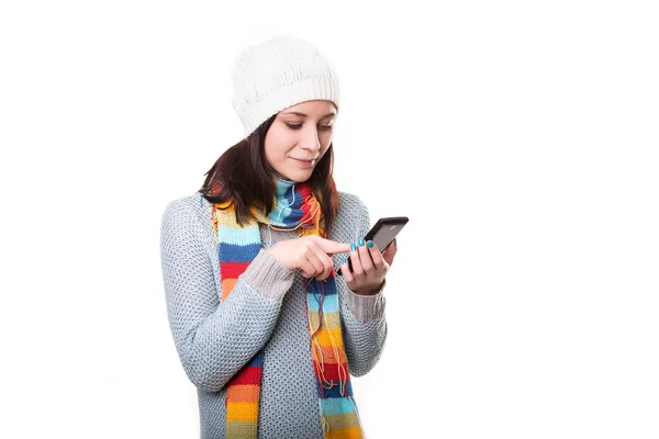 Un retrato de una hermosa mujer sonriente escribiendo con su teléfono — Foto de Stock