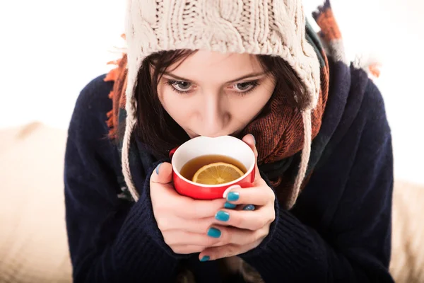 açık renkli üzerinde sıcak bir içecek ile eller