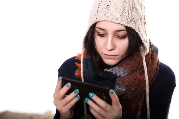 Ho dei problemi. Belle giovani donne capelli neri in possesso di telefono cellulare e guardandolo mentre in piedi sullo sfondo bianco — Foto Stock