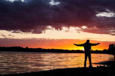 Erkek runner ile renkli gündoğumu arka plan üzerinde kas vücut, açık havada, fitness ve sağlıklı yaşam konsepti çalıştırmak sabah güzel rakam ile atletik jogger silüeti