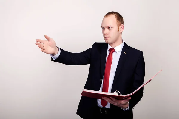 Porträt eines selbstbewussten Geschäftsmannes mit Ordner auf weißem Hintergrund — Stockfoto