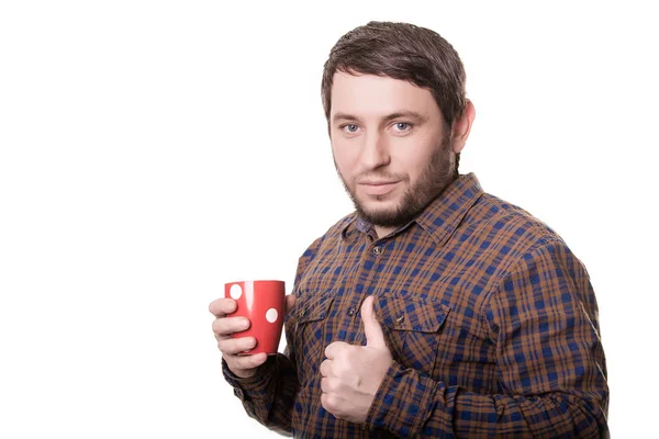 Jovem hipster segurando uma xícara de café. Isolado sobre fundo branco — Fotografia de Stock