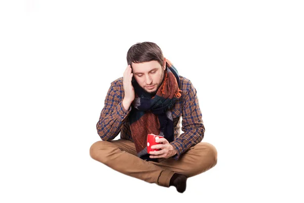Koude man met hoge koorts en hoofdpijn vanwege influenzavirus — Stockfoto