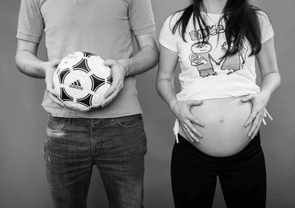 임신 복 부와 축구 공입니다. 이 소년을 될 것입니다. — 스톡 사진
