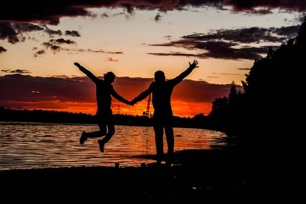 Joyeux couple romantique du Moyen Âge profitant d'une belle promenade au coucher du soleil sur la plage. Voyages Vacances Retraite Style de vie Concept — Photo