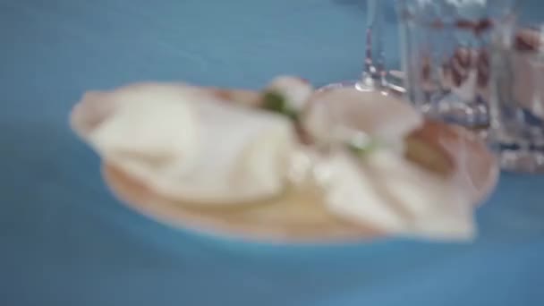 belle table de mariage mise en place, photo de poupée 