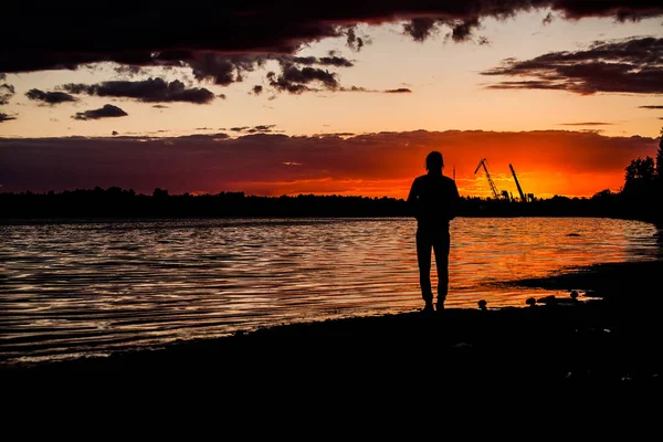 Silhouette uomo al tramonto — Foto Stock