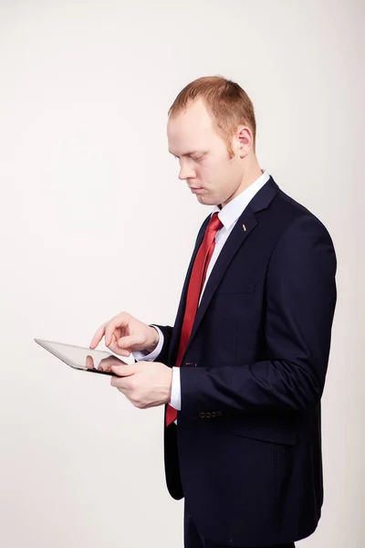 Homme d'affaires utilisant sa tablette dans le bureau — Photo