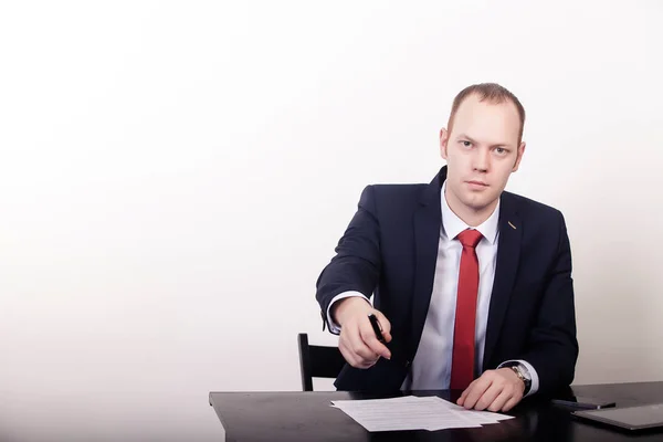 Business-overeenkomst ondertekenen, zakenvrouw handgeschreven handtekening op contract document in Bureau — Stockfoto