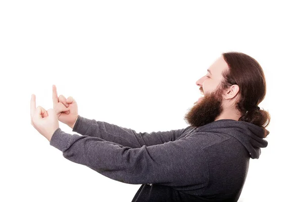 Ritratto di un giovane che mostra il dito medio gesticolare scopare isolato su sfondo bianco — Foto Stock