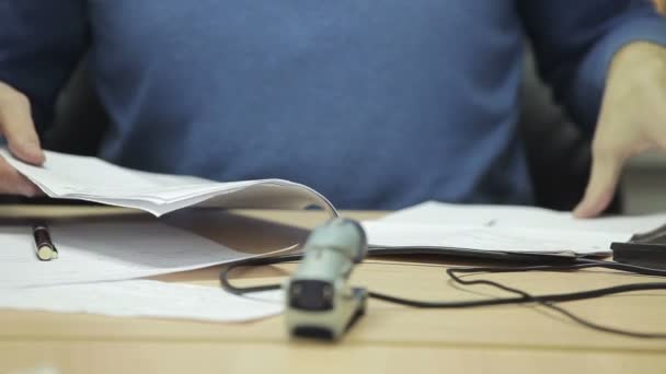 Businessman signing a contract. Signature is fake — Stock Video