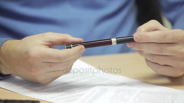 Zakenman is nerveus vóór de ondertekening van de documenten. Handen close-up pen — Stockvideo