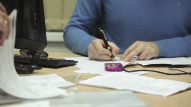 Projenin bir iş hareketi tarafından imza. Belgeleri görüntülemek için ikinci ortağı