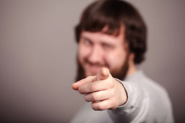 Heureux homme d'affaires pointant son doigt sur vous, gros plan — Photo