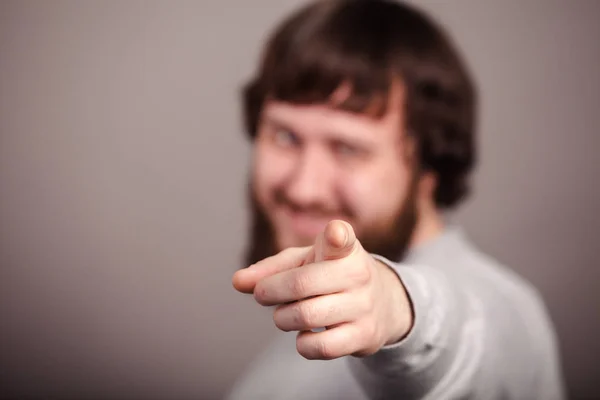 Glad affärsman pekande fingret på dig, närbild — Stockfoto