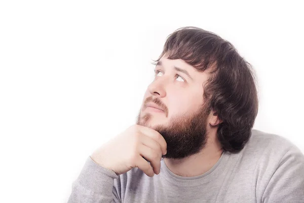 Joyeux jeune homme rêveur avec barbe isolée sur fond blanc, gros plan — Photo