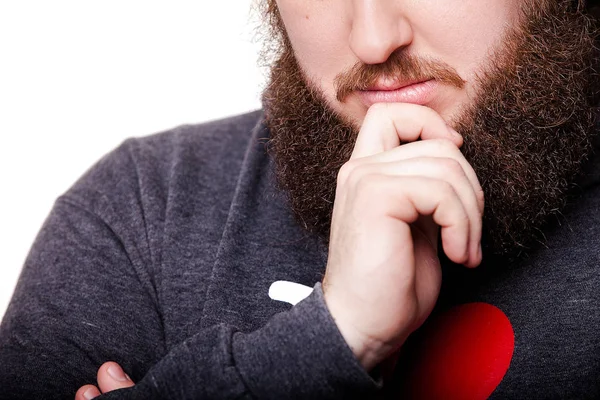 Toucher sa barbe parfaite. Gros plan d'un jeune homme barbu touchant sa barbe debout sur fond blanc — Photo