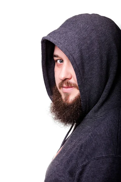 Um homem com uma barba grande no capô. Isolado sobre fundo branco — Fotografia de Stock