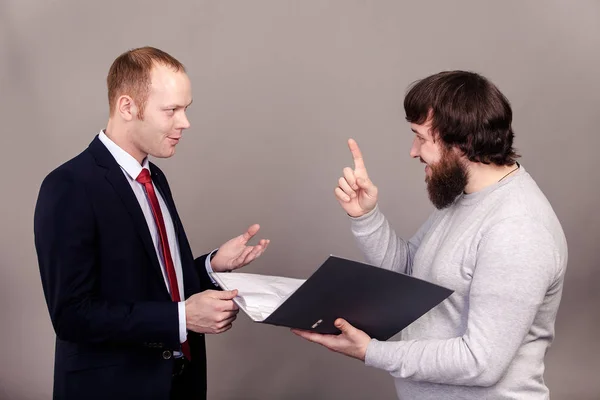 Affärsförhandlingar. Säljare och köpare diskutera de kontrakt står framför varje annan isolatet på mörk bakgrund — Stockfoto