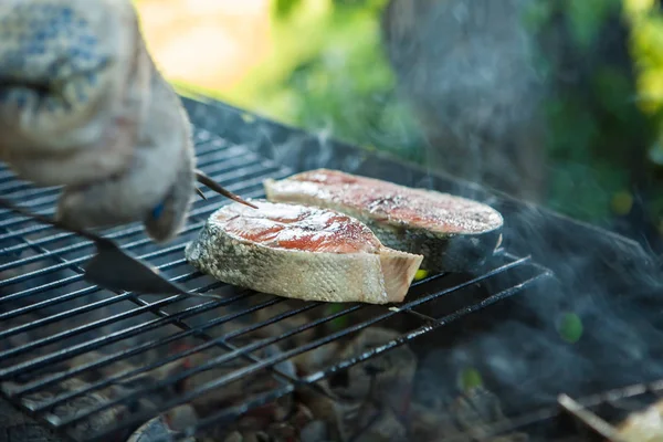Deux morceaux pendant la cuisson sur le barbecue, saumon sur les charbons, un plat du chef — Photo