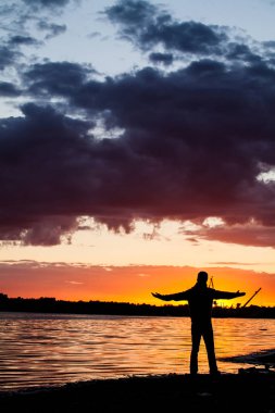 gündoğumu denizde mayolu bir kız silüeti