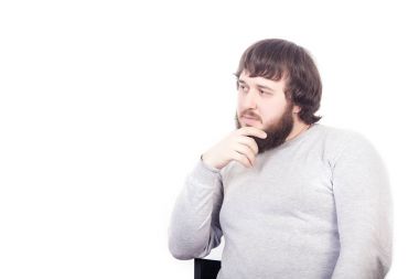 Beyaz arka plan üzerinde izole düşünceli yakışıklı genç