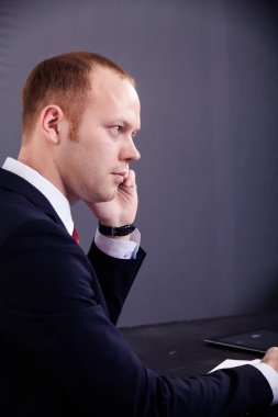 Karanlık bir arka plan karşı dava telefonda konuşurken Tasarımcısı